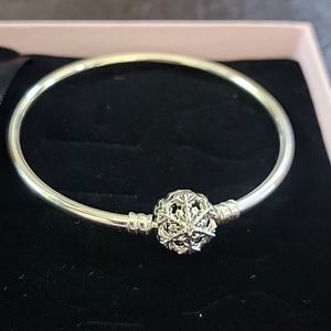 Pandora bangle with snowflake clasp